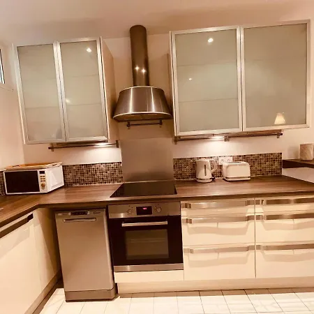 Renting - Paganini - Spacious - 2 Bedrooms - King Bed - Bathtub - Heart Of דירה