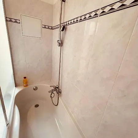 Διαμέρισμα Renting - Paganini - Spacious - 2 Bedrooms - King Bed - Bathtub - Heart Of